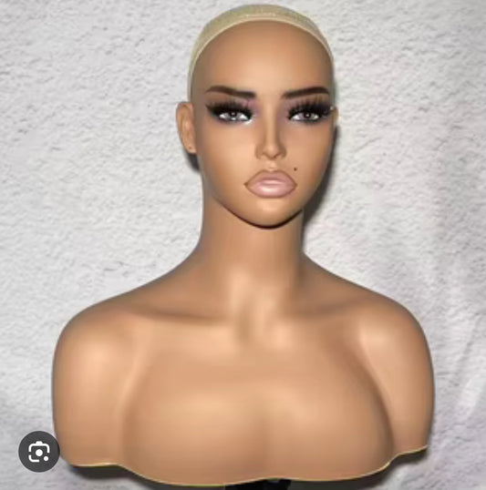 Piercable shoulder mannequin